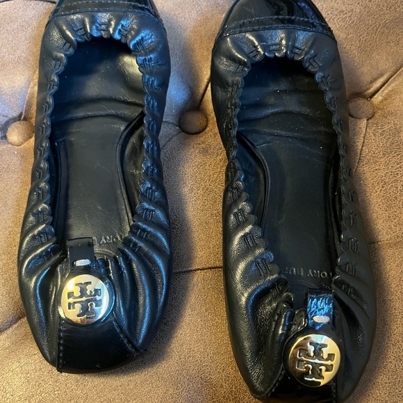 Tory Burch Abbey Black Leather Patent Metallic Toe Logo Ballet Flats, 7.5 - Picture 6 of 6